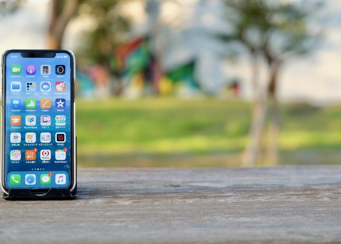 手机屏幕上显示扣子空间 App 的通知列表，几条任务完成提醒依次排列，背景是深色的系统通知中心