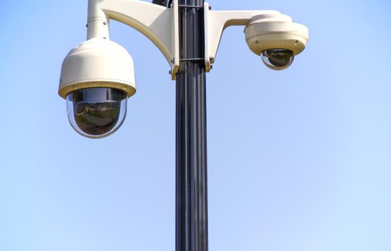 账号安全防护示意图，展示双因素认证设置界面和登录设备管理功能，强调安全防护意识